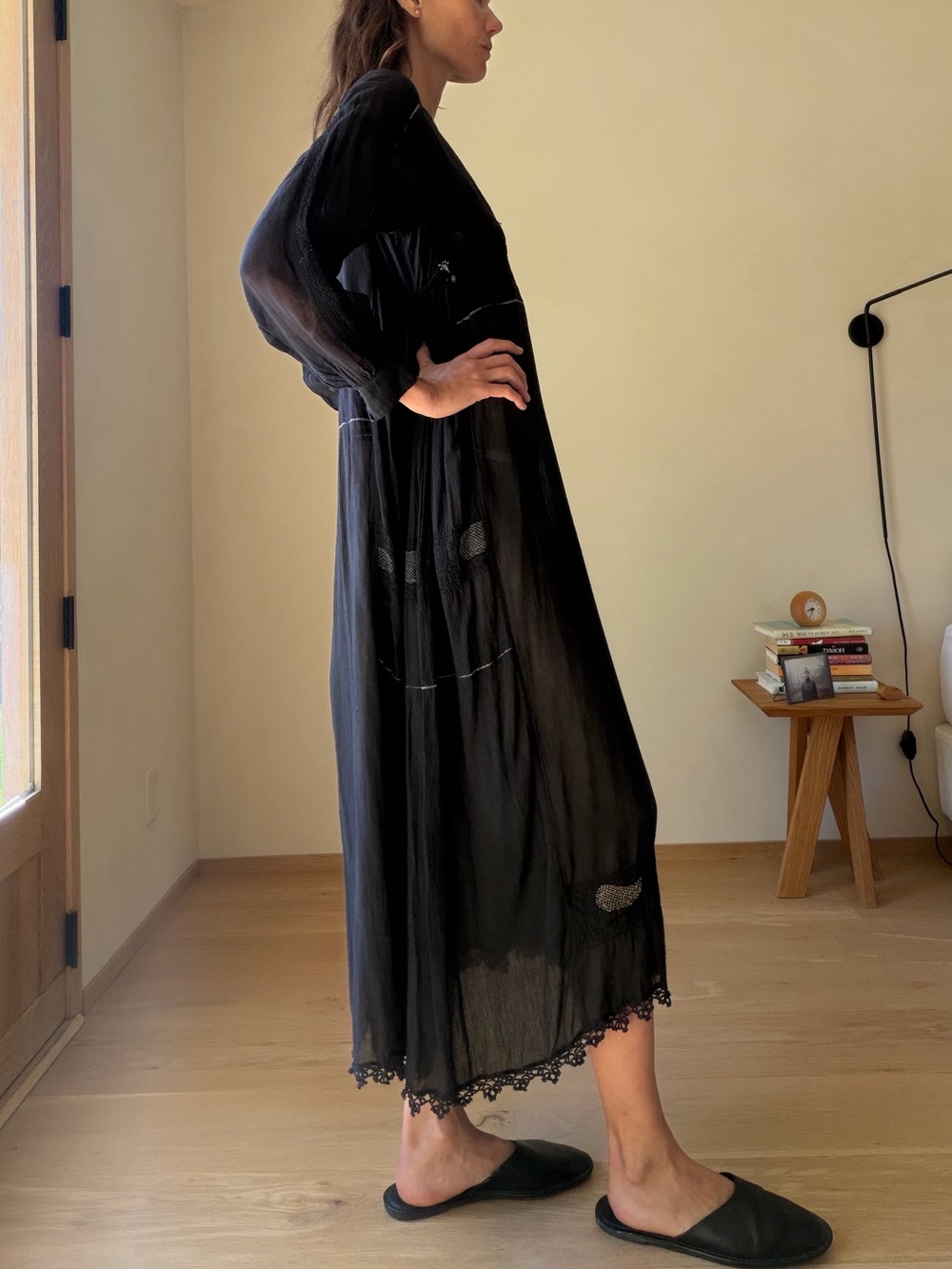Elegant Black Long-Sleeve Midi Dress INJIRI - Picture 2 of 15